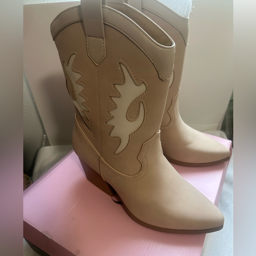 Soda blond boots NWT